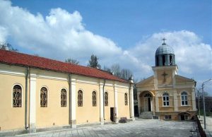 Стотици християни се поклониха на Светия кръст днес