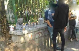 Наздраве! Ученици посрещнаха първия учебен ден с …бутилка твърд алкохол