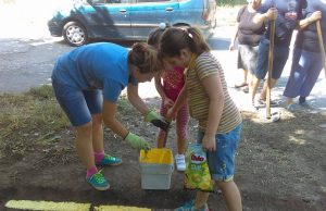 Малки и големи запретнаха ръкави в акция „Да изчистим Мътница за ден”