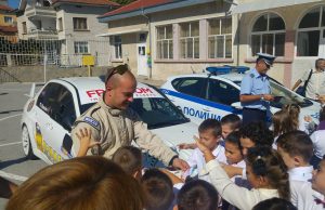 Малчуганите от НУ „Илия Р. Блъсков“ се учиха на пътна безопасност в първия учебен ден (видео)