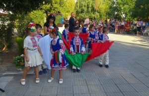 Малките родолюбци от ДГ „Дружба“ празнуват (снимки и видео)