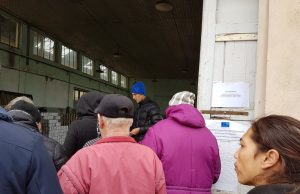 Студенти се включиха в раздаването на храни за бедни