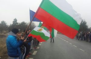 С хоро, викове „Оставка“ и „Мафия“ премина вторият протест на жителите на „Мътница“ и „Макак“ (видео)