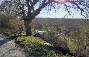 Младеж изтърва управлението на колата си, обърна я извън пътя