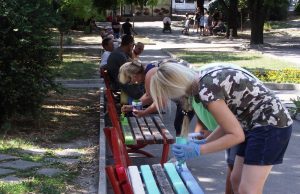 Читалищни служители освежиха пейки в различни цветове и мотиви