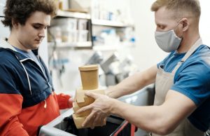 Все повече хора поръчват храна вместо да готвят