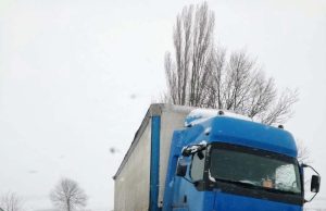 Закъсали тежкотоварни и леки автомобили край Хитрино затрудняват движението