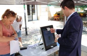 Обучават гражданите на Нови пазар за гласуване с машина