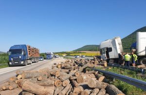 Камион спука гума, изсипа десетки кубици дърва на магистрала „Хемус“ (снимки)