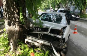 „Ауди“ удари паркирана кола и спря в дърво на централна улица в Шумен