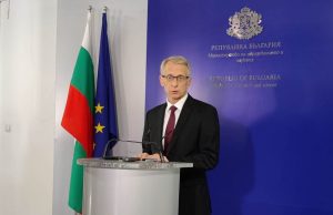 Проф. Денков: При 10% болни ученици ще се минава на онлайн обучение