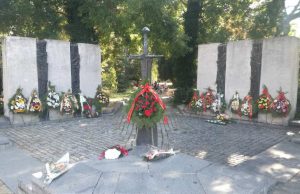 Венци отрупаха паметника на загиналите във войните шуменци в почит към Съединението