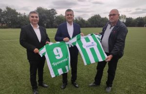 „Космос” (Браничево) получи футболни екипи от кмета на община Есенюрт