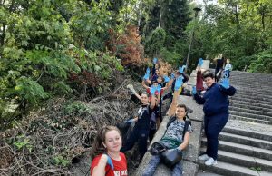 Седмокласници почистиха района около Паметника