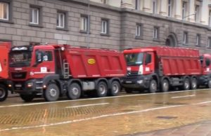 Пътните строители блокираха центъра на София с камиони