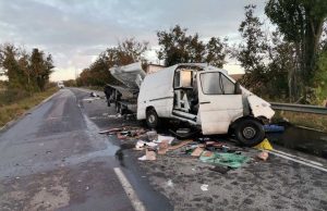 Водач на бус загина след удар с камион край Струйно (снимки)