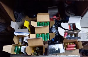 Иззеха незаконни пушка, боеприпаси и ловни трофеи в Тимарево (снимки)