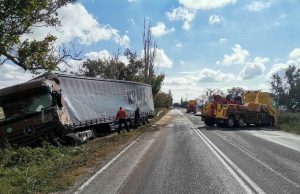 Изтеглят ТИР-а от мястото на тежката катастрофа край Струйно