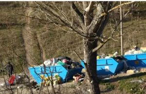 Превърнаха в битпазар и сметище контейнерите за строителни отпадъци в Нови пазар