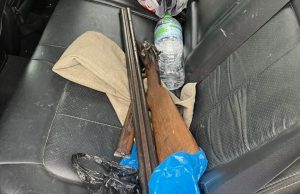 51-годишен държи незаконна пушка и патрони в колата си, друг къта газов пистолет в дома си