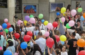 Деца и родители пукаха балони за рекорд (видео, снимки)