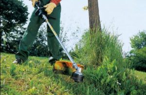 Продължава косенето на тревните площи в Нови пазар