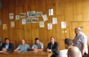 Жители на Черенча и областният управител обсъдиха проблемите с водата в селото