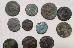 Иззеха антични монети, плочка и металотърсач от иманяр