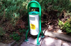 Монтират нови кошчета в централната зона на Нови пазар