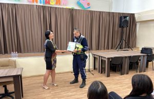 Грамота за човечност на пътен полицай