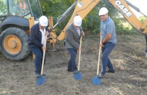 Кметът Любомир Христов направи първа копка на закрития басейн