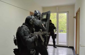 Обучават ученици за действия при нахлуване на въоръжен и взети заложници