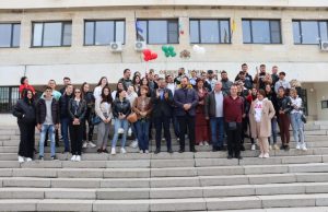 Абитуриенти от Нови пазар с послание към бъдещите поколения