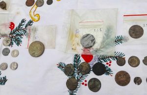 Откриха антики, алкохол и цигари без бандерол в дома на 56-годишен (снимки)