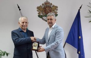 Заслужено признание! Фикрет Индже с Почетен плакет от областния управител