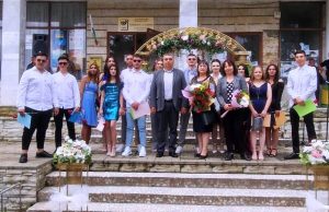 Кметът на Каолиново изпрати зрелостниците с прочувствени думи и по 300 лв.