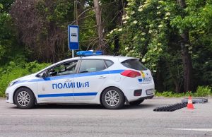 Мъж с отнета книжка отново въртя волана, друг подкара нерегистриран бус