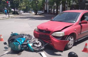 Мотоциклетист е в болница след катастрофа на кръстовище