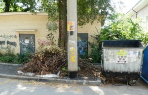 Мият и парфюмират контейнерите в Шумен