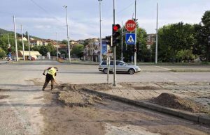 Чистят града след снощната буря