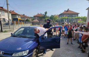 Деца се запознаха с работата на полицаите