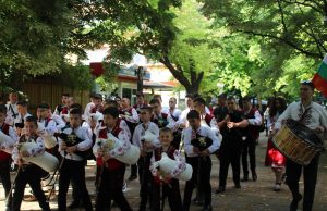 Участниците във Националния конкурс за гайдари дефилираха в центъра на Нови пазар