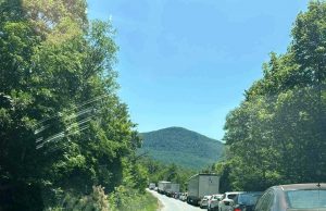 Колона от автомобили в Ришки проход след катастрофа