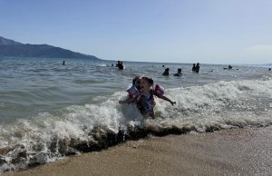 Слънчево и горещо, температурите леко ще се понижат