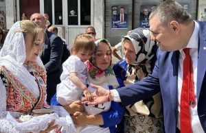 Посрещнаха председателя на ДПС Делян Пеевски с хляб и мед, ръчно изработени тъкани и портрет на Васил Левски