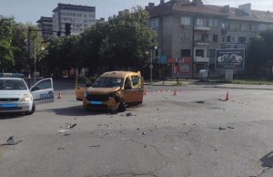 Шофьор предизвика катастрофа на кръстовище и избяга от мястото на произшествието