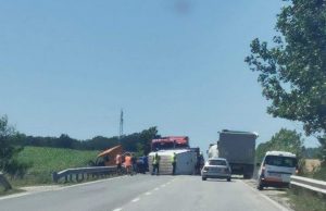 Темата +: Товарният автомобил се ударил в мантинела, щетите са значителни