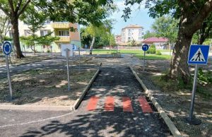 Изградиха детска площадка по безопасност на движението в Нови пазар