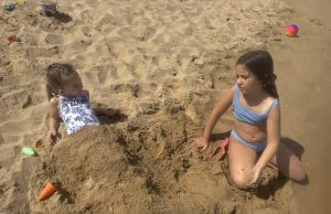 Слънчево и топло – идеално време за плаж или разходка в планината