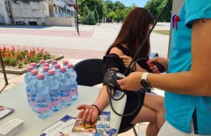 Раздаване на вода, измерване на кръвно и здравни съвети в центъра на Шумен днес